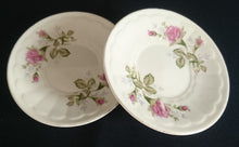 Lade das Bild in den Galerie-Viewer, 2er MOCCA KAFFEEGEDECK - Porzellan, Goldrand Rosenblumen Blüten Pflanze Gewölbte Waben Relief Motiv Dekor