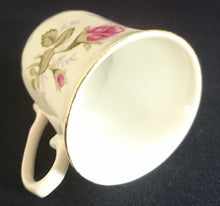 Lade das Bild in den Galerie-Viewer, MOCCA KAFFEETASSE - Porzellan, Goldrand Rosenblumen Blüten Pflanze Gewölbte Waben Relief Motiv Dekor