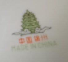 Lade das Bild in den Galerie-Viewer, 2er MOCCA KAFFEEGEDECK - Porzellan, Goldrand Rosenblumen Blüten Pflanze Gewölbte Waben Relief Motiv Dekor