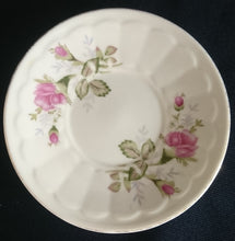 Lade das Bild in den Galerie-Viewer, 2er Set MOCCA UNTERTASSEN - Porzellan, Goldrand Rosenblumen Blüten Pflanze Gewölbte Waben Relief Motiv Dekor