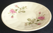 Lade das Bild in den Galerie-Viewer, 2er Set MOCCA UNTERTASSEN - Porzellan, Goldrand Rosenblumen Blüten Pflanze Gewölbte Waben Relief Motiv Dekor