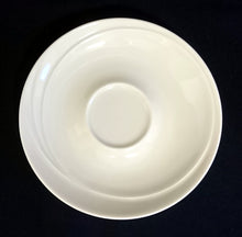 Lade das Bild in den Galerie-Viewer, UNTERTASSE - Porzellan, Weißes Einfärbiges Relief Dekor