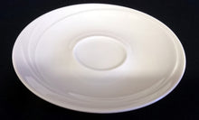 Lade das Bild in den Galerie-Viewer, UNTERTASSE - Porzellan, Weißes Einfärbiges Relief Dekor