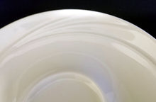 Lade das Bild in den Galerie-Viewer, UNTERTASSE - Porzellan, Weißes Einfärbiges Relief Dekor
