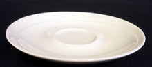 Lade das Bild in den Galerie-Viewer, UNTERTASSE - Porzellan, Weißes Einfärbiges Relief Dekor