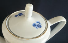 Lade das Bild in den Galerie-Viewer, KAFFEEKANNE MIT DECKEL - Porzellan, Blumen Dekor