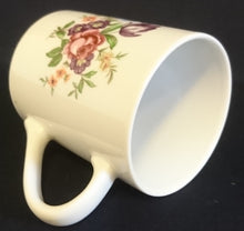Lade das Bild in den Galerie-Viewer, KAFFEETASSE - Porzellan, Rosen Blumen Blüten Flora Pflanzen Gesteck Motiv Dekor