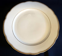 Lade das Bild in den Galerie-Viewer, 2er Set SPEISETELLER - Porzellan, Doppelter & Innen Goldrand Linien Gewölbter Relief Form Dekor