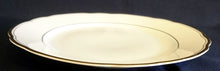 Lade das Bild in den Galerie-Viewer, 2er Set SPEISETELLER - Porzellan, Doppelter & Innen Goldrand Linien Gewölbter Relief Form Dekor
