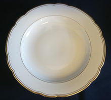 Lade das Bild in den Galerie-Viewer, 2er Set SUPPENTELLER - Porzellan, Porzellan, Doppelter & Innen Goldrand Linien Gewölbter Relief Form Dekor