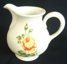 Lade das Bild in den Galerie-Viewer, 2er Set MILCHKÄNNCHEN & ZUCKERDOSE OHNE DECKEL - Porzellan, Flora Rosen Blumen Blüten Knospen Blätter Pflanzen Motiv Dekor