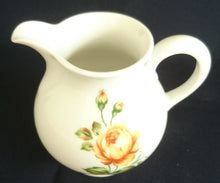Lade das Bild in den Galerie-Viewer, 2er Set MILCHKÄNNCHEN & ZUCKERDOSE OHNE DECKEL - Porzellan, Flora Rosen Blumen Blüten Knospen Blätter Pflanzen Motiv Dekor