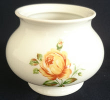 Lade das Bild in den Galerie-Viewer, 2er Set MILCHKÄNNCHEN & ZUCKERDOSE OHNE DECKEL - Porzellan, Flora Rosen Blumen Blüten Knospen Blätter Pflanzen Motiv Dekor