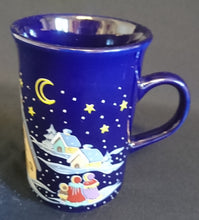 Lade das Bild in den Galerie-Viewer, GLÜHWEINTASSE - Keramik / Steingut, Nachtschnee Dorfkirche Menschen Weihnachtsmotiv Dekor