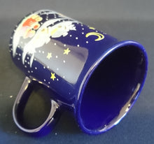 Lade das Bild in den Galerie-Viewer, GLÜHWEINTASSE - Keramik / Steingut, Nachtschnee Dorfkirche Menschen Weihnachtsmotiv Dekor