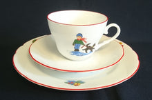 Lade das Bild in den Galerie-Viewer, 2er Set DESSERTTELLER - Porzellan, Kinder Haus im Schnee Motiv Linienrand Dekor