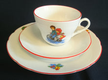 Lade das Bild in den Galerie-Viewer, TEETASSE - Porzellan, Kinder Fahrrad Schneemann Motiv Linienrand Dekor