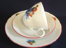 Lade das Bild in den Galerie-Viewer, 2er Set DESSERTTELLER - Porzellan, Kinder Haus im Schnee Motiv Linienrand Dekor