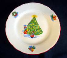 Lade das Bild in den Galerie-Viewer, DESSERTTELLER - Porzellan, Kinder Weihnachtsbaum Motiv Linienrand Dekor