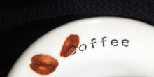 Lade das Bild in den Galerie-Viewer, 2er MOCCAGEDECK - Porzellan, Kaffeebohnen / Aufschrift Coffee Dekor