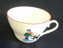Lade das Bild in den Galerie-Viewer, TEETASSE - Porzellan, Junge & Hund Motiv Linienrand Dekor