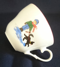 Lade das Bild in den Galerie-Viewer, TEETASSE - Porzellan, Junge & Hund Motiv Linienrand Dekor