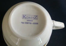 Lade das Bild in den Galerie-Viewer, 3er TEEGEDECK - Porzellan, Weihnachtsbaum Junge Hund Linien Randdekor