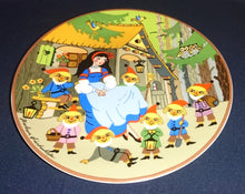 Lade das Bild in den Galerie-Viewer, SAMMELTELLER "Gebrüder Grimm Märchen" "Schneewitchen" - Porzellan, Märchen Dekor Barbara Fürstenhöfer Designerin