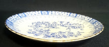 Lade das Bild in den Galerie-Viewer, UNTERTASSE - Porzellan, China Blau Goldrand Relief Dekor
