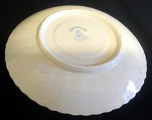 Lade das Bild in den Galerie-Viewer, 2er Set UNTERTASSEN - Porzellan, China Blau Goldrand Relief Dekor