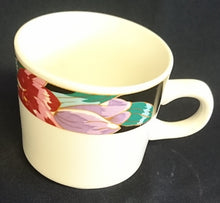 Lade das Bild in den Galerie-Viewer, KAFFEETASSE - Porzellan, Modern Blumenrand Motiv Dekor