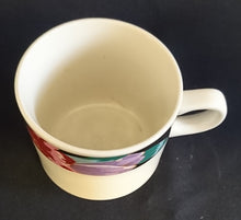 Lade das Bild in den Galerie-Viewer, KAFFEETASSE - Porzellan, Modern Blumenrand Motiv Dekor