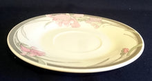 Lade das Bild in den Galerie-Viewer, UNTERTASSE - Porzellan, Blumenblüten Pflanzen Motiv Linienrand Dekor