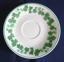 Lade das Bild in den Galerie-Viewer, UNTERTASSE - Keramik / Steingut, Blatt Blätter Laub Rand Dekor