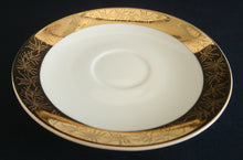 Lade das Bild in den Galerie-Viewer, UNTERTASSE - Porzellan, Goldrand Breit Abstrakt Geometrisch Pflanzen Flora Motiv Dekor