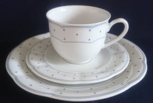 Lade das Bild in den Galerie-Viewer, UNTERTASSE "Ingres Weiss" - Porzellan, Geometrisches Karo Punkte Tupfen Linien Gewölbter Relief Rand Motiv Dekor (BC)