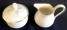 Lade das Bild in den Galerie-Viewer, ZUCKERDOSE MIT DECKEL "Ingres Weiss" - Porzellan, Goldrand Linien Blatt Blätter Rosenblüte Relief Form Motiv Dekor