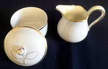 Lade das Bild in den Galerie-Viewer, ZUCKERDOSE MIT DECKEL "Ingres Weiss" - Porzellan, Goldrand Linien Blatt Blätter Rosenblüte Relief Form Motiv Dekor