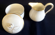 Lade das Bild in den Galerie-Viewer, 5er Set KAFFEEKANNE MIT DECKEL & MILCHKÄNNCHEN & ZUCKERDOSE MIT DECKEL "Ingres Weiss" - Porzellan, Goldrand Linien Blatt Blätter Rosenblüte Relief Form Motiv Dekor