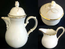 Lade das Bild in den Galerie-Viewer, KAFFEEKANNE MIT DECKEL "Ingres Weiss" - Porzellan, Goldrand Linien Blatt Blätter Rosenblüte Relief Form Motiv Dekor