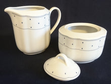 Lade das Bild in den Galerie-Viewer, MILCHKÄNNCHEN "Ingres Weiss" - Porzellan, Geometrisches Karo Punkte Tupfen Linien Gewölbter Relief Rand Motiv Dekor (BC)