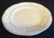 Lade das Bild in den Galerie-Viewer, DESSERTTELLER "Ingres Weiss" - Porzellan, Geometrisches Karo Punkte Tupfen Linien Gewölbter Relief Rand Motiv Dekor (BC)