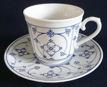 Lade das Bild in den Galerie-Viewer, KAFFEETASSE "Ingres Weiss" - Porzellan, Indisch Blau Strohblume Motiv Dekor (Grüner Markenstempel)