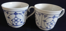 Lade das Bild in den Galerie-Viewer, 2er Set KAFFEETASSEN "Ingres Weiss" - Porzellan, Indisch Blau Strohblume Motiv Dekor (Grüner Markenstempel)