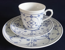 Lade das Bild in den Galerie-Viewer, KAFFEETASSE "Ingres Weiss" - Porzellan, Indisch Blau Strohblume Motiv Dekor (Grüner Markenstempel)
