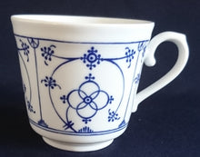 Lade das Bild in den Galerie-Viewer, KAFFEETASSE "Ingres Weiss" - Porzellan, Indisch Blau Strohblume Motiv Dekor (Grüner Markenstempel)