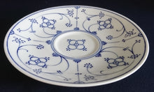 Lade das Bild in den Galerie-Viewer, UNTERTASSE "Ingres Weiss" - Porzellan, Indisch Blau Strohblume Motiv Dekor (Grüner Markenstempel)