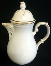 Lade das Bild in den Galerie-Viewer, KAFFEEKANNE MIT DECKEL "Ingres Weiss" - Porzellan, Goldrand Linien Blatt Blätter Rosenblüte Relief Form Motiv Dekor