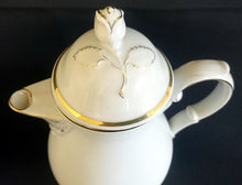 Lade das Bild in den Galerie-Viewer, KAFFEEKANNE MIT DECKEL "Ingres Weiss" - Porzellan, Goldrand Linien Blatt Blätter Rosenblüte Relief Form Motiv Dekor