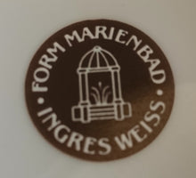 Lade das Bild in den Galerie-Viewer, KAFFEEKANNE MIT DECKEL "Ingres Weiss" - Porzellan, Goldrand Linien Blatt Blätter Rosenblüte Relief Form Motiv Dekor